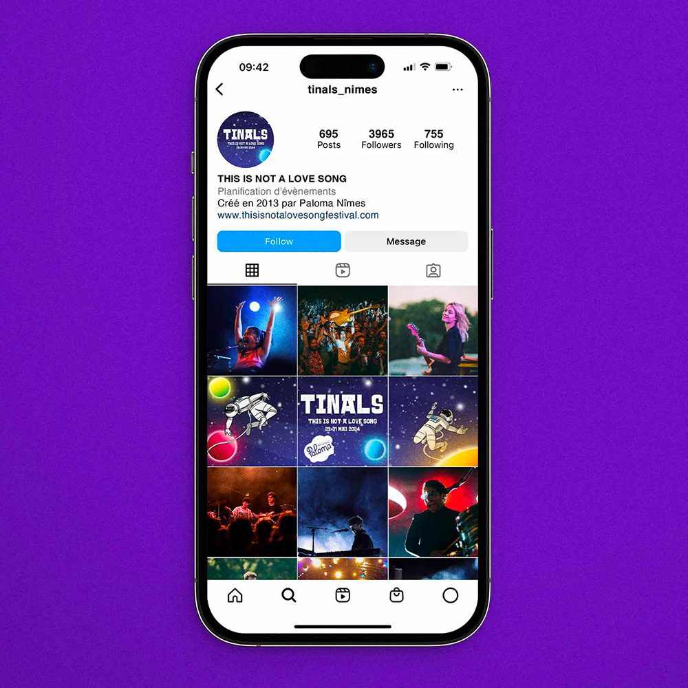Téléphone avec déclinaison d'identité visuelle pour réseaux sociaux Instagram